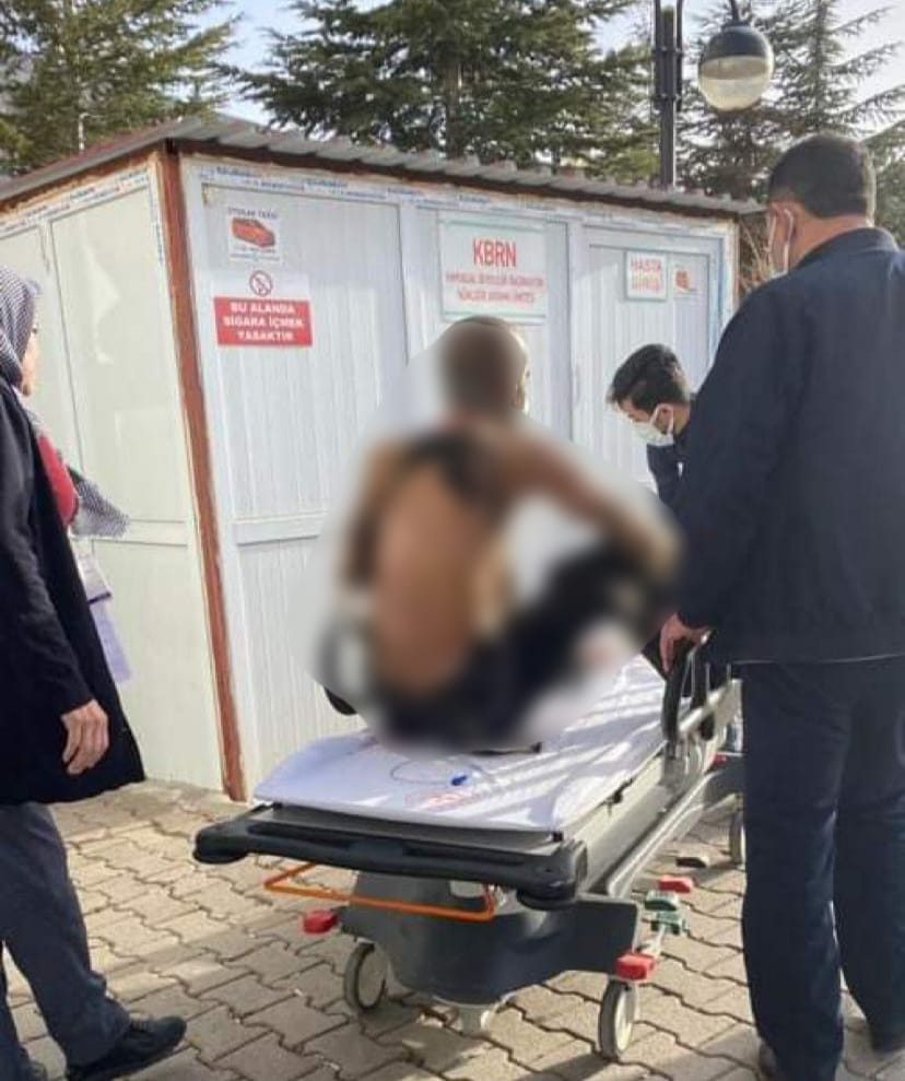 Üzerine benzin döküp kendini ateşe verdi