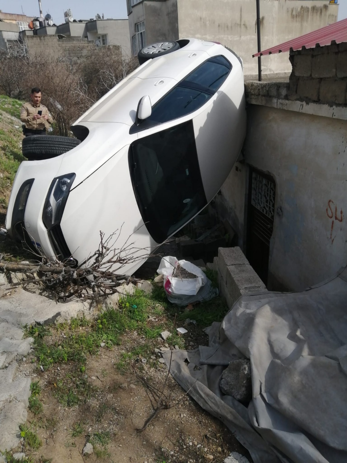 Kontrolden çıkan otomobil eve çarptı 