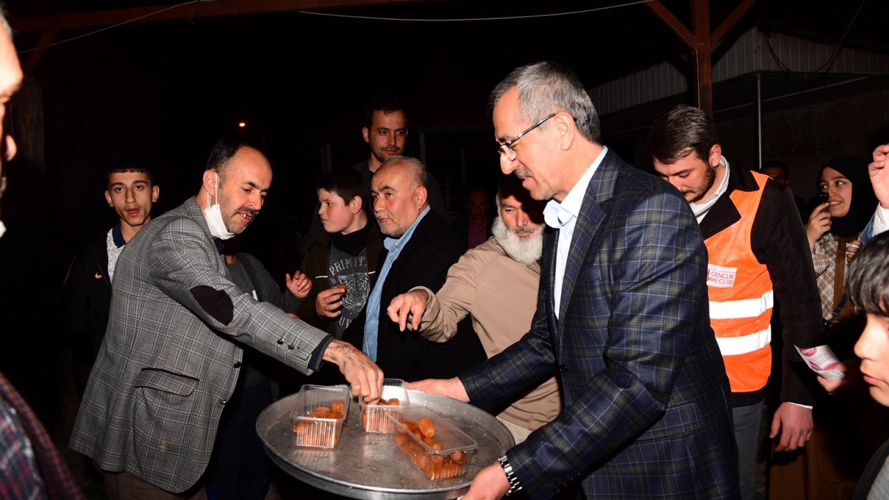 Başkan Güngör  vatandaşlarla bir araya gelerek tatlı ikramında bulundu