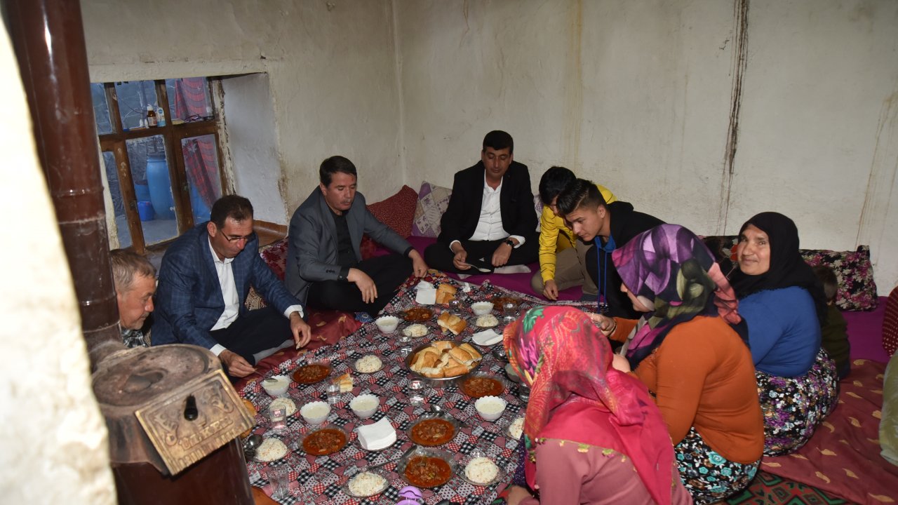 Başkan Okumuş Sürprizlerle Çat Kapı Ev Ziyaretlerinde Bulunuyor