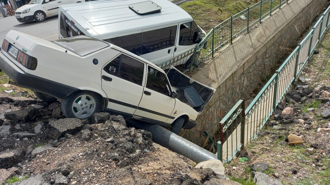 Trafik kazası sonrası otomobil su kanalı üzerinde askıda kaldı