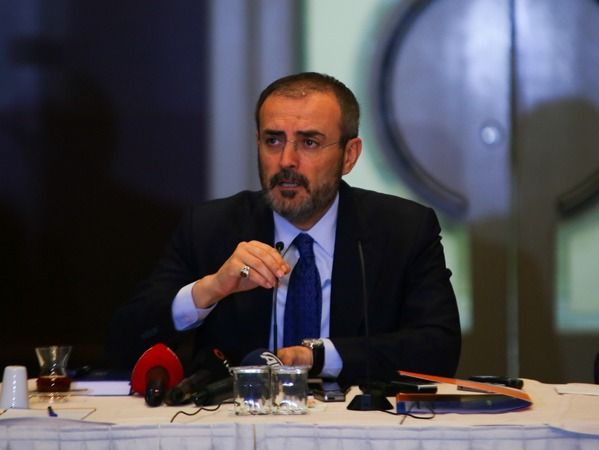 AK Parti Grup Başkanvekili Mahir Ünal, 40 yıl sonra ortaokuldaki sırasına oturdu