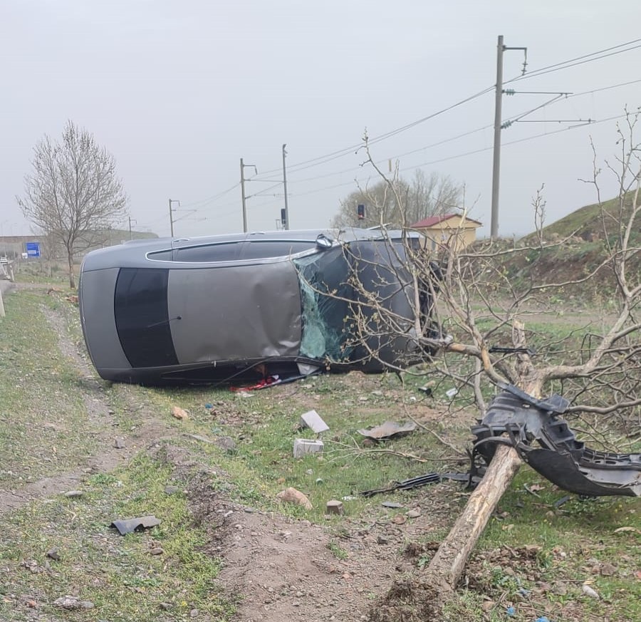 Türkoğlu’nda otomobil takla attı: 2 yaralı 