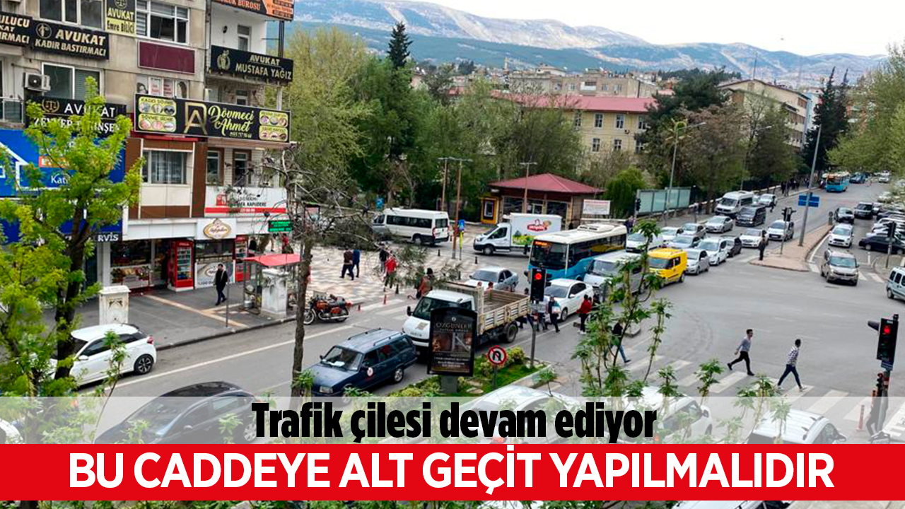 Trafik çilesi devam ediyor!.. Bu caddeye alt geçit yapılmalıdır