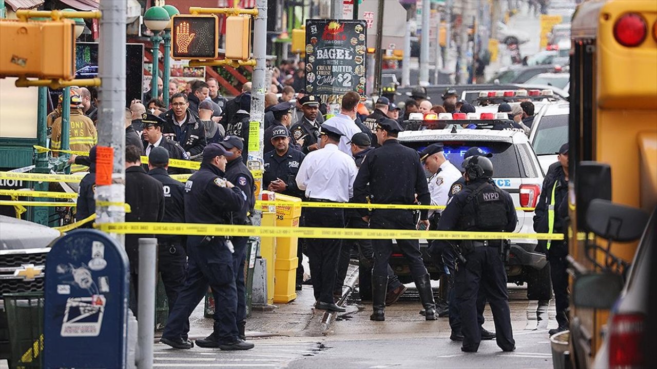 New York'ta Brooklyn bölgesinde metroda silahlı saldırı 13 kişi yaralandı
