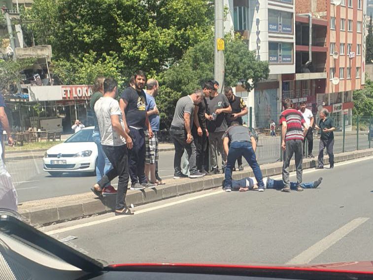 Yolun karşısına geçmeye çalışıyordu  otomobil çarptı