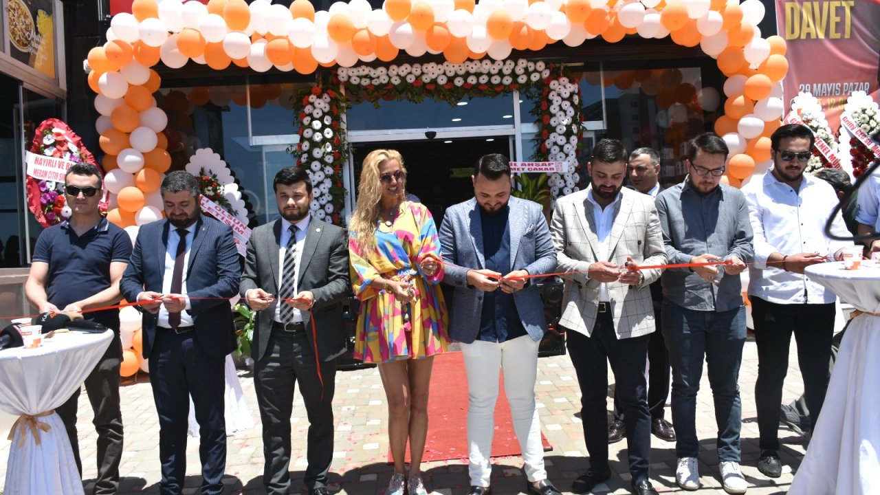 Tuğba Özay, GNC Tekno Store’nin açılışını gerçekleştirdi