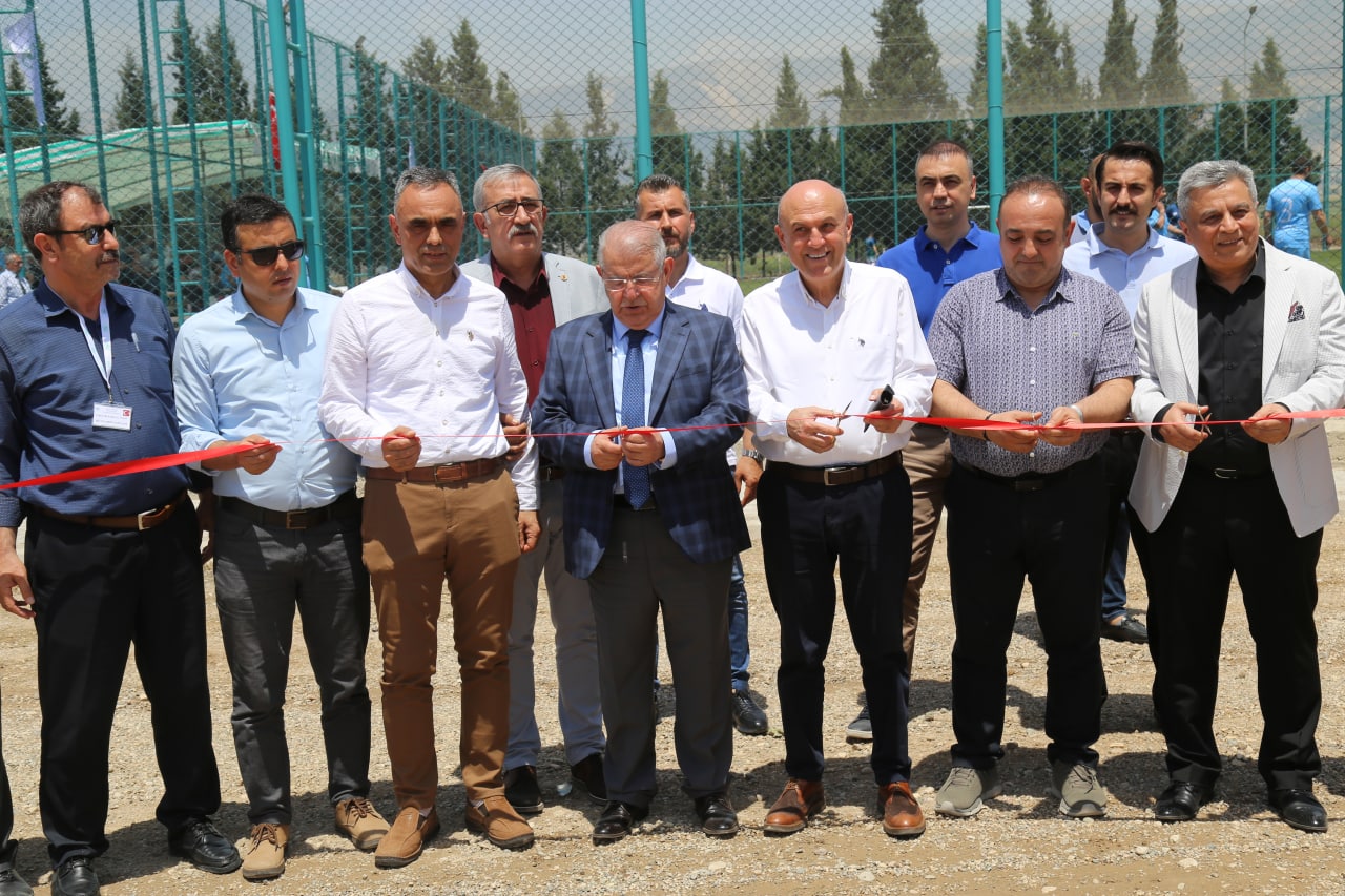 Kahramanmaraş’ın en büyük halı sahası açıldı