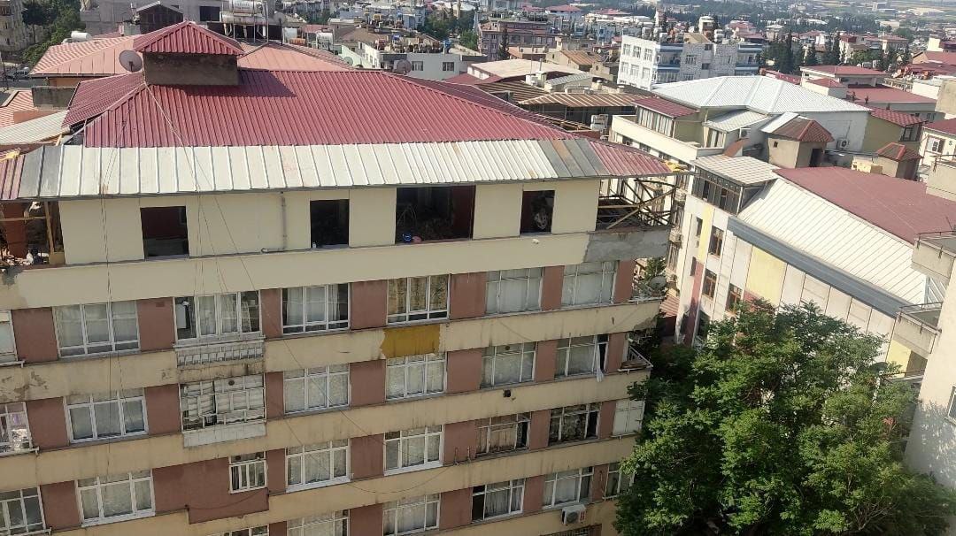 Yüksekten moloz atılması tepki çekti