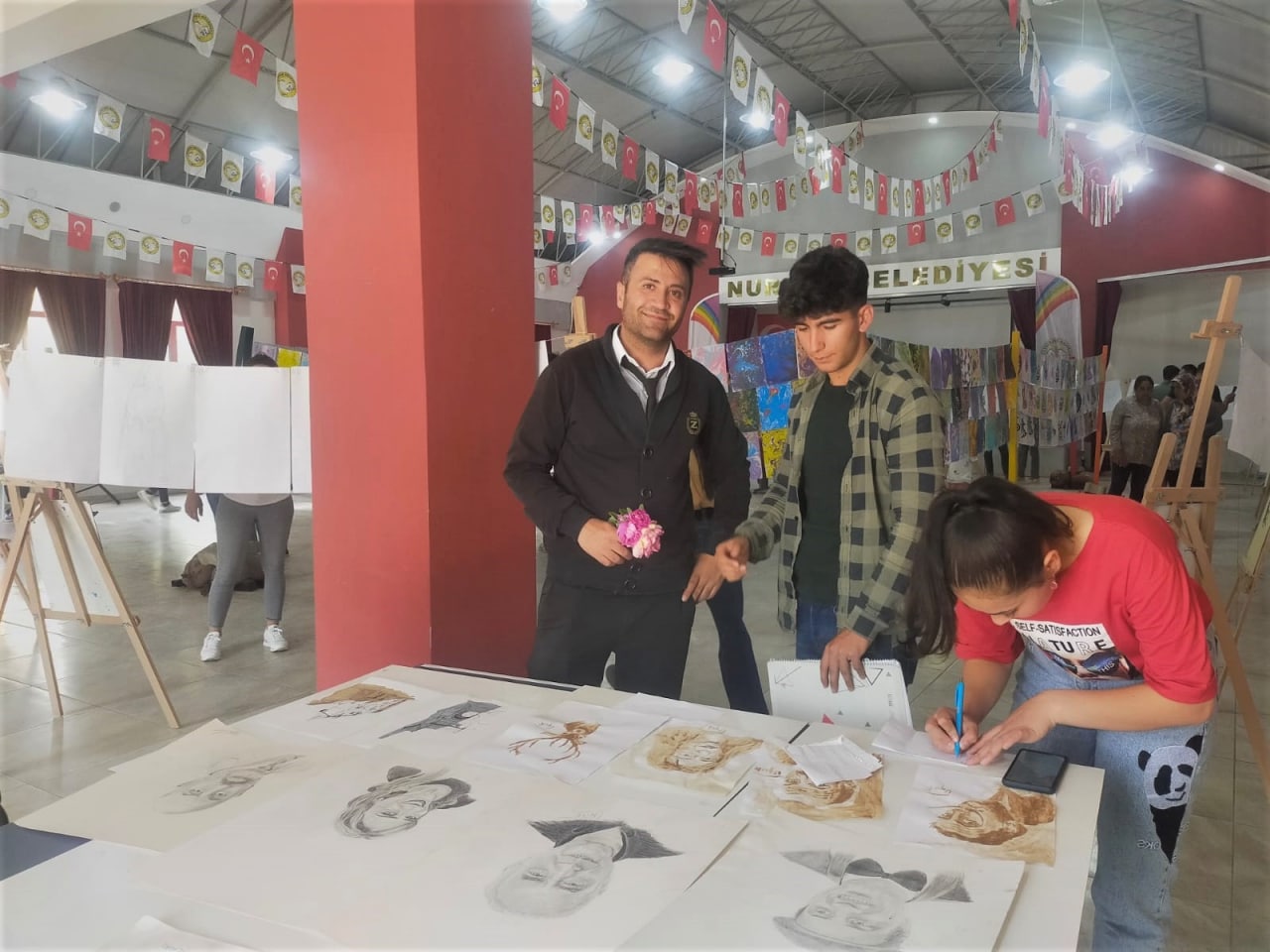 Öğrenciler resim sergisinde marifetlerini gösterdi