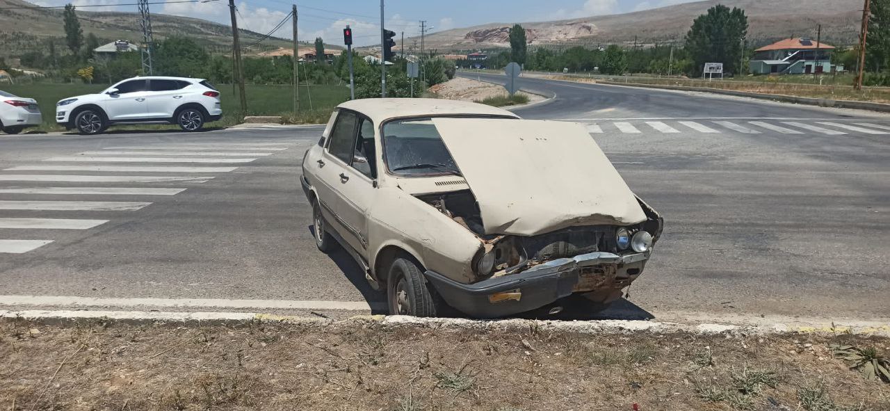 Elbistan’da iki otomobil çarpıştı