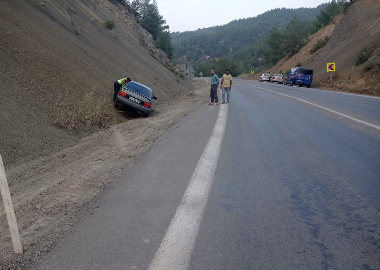 Yoldan çıkan otomobil toprak zemine çarptı