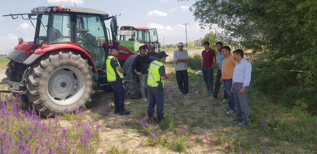 Jandarma ekipleri traktör sürücülerini uyardı