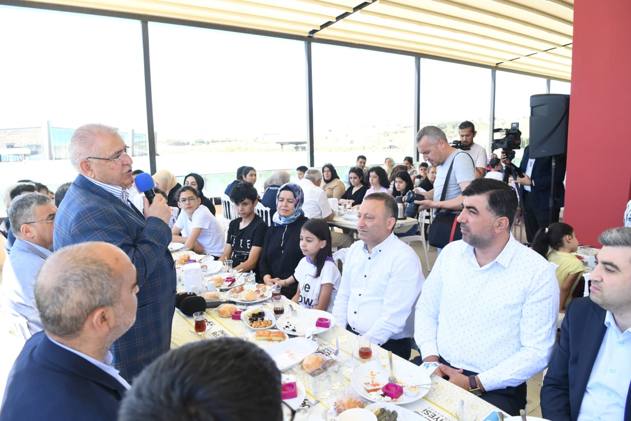 LGS’de ilk 25’e giren öğrenci ve aileleriyle buluştu