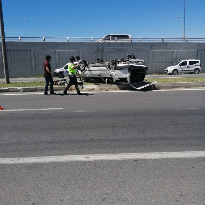 Çim sulama aracına arkadan çarpan otomobil takla attı