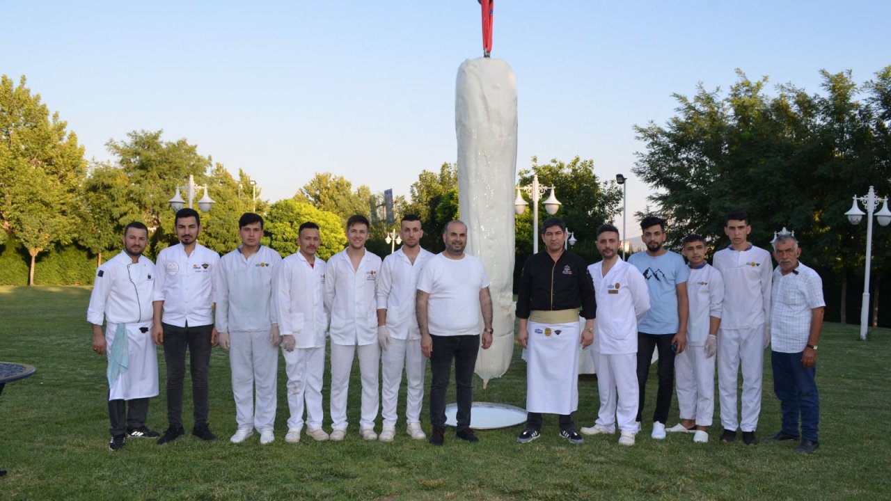 TRT çekimleri için 4 tonluk dondurma külaha bindirildi