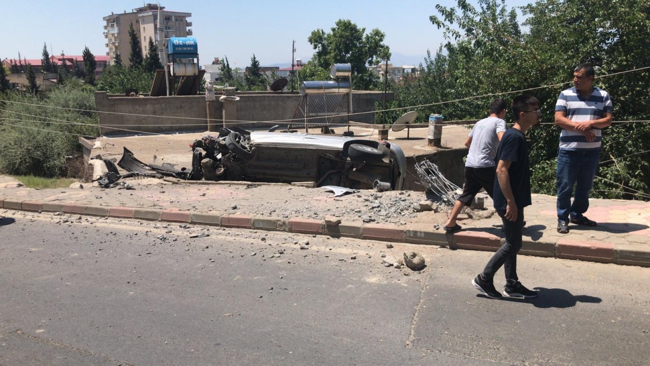 Hızını alamayan otomobil yıktı geçti 