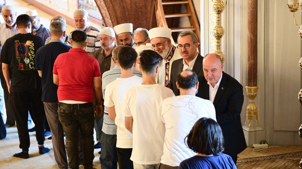 Başkan Güngör, Bayram namazında vatandaşlarla bayramlaştı