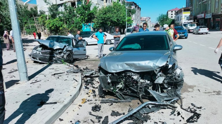 Elbistan’da iki otomobil kafa kafaya çarpıştı