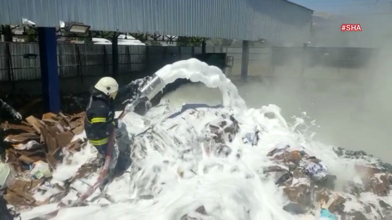 Kahramanmaraş’ta kağıt toplama merkezinde yangın çıktı