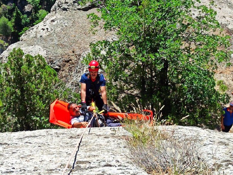 Kahramanmaraş’ta kayalıklardan düşen çobanı itfaiye ekipleri kurtardı