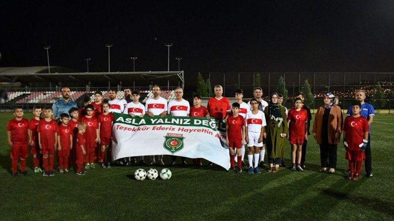 Protokol üyeleri, şehit ve gazi çocuklarıyla futbol oynadı