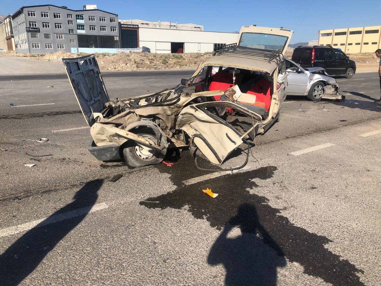 Kahramanmaraş’ta otomobil paramparça oldu