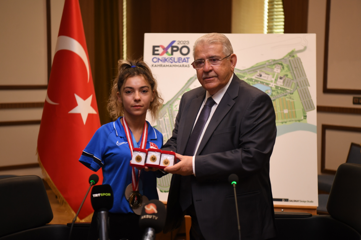 Başkan Mahçiçek  başarılarından dolayı Sevilay’ı ödüllendirdi