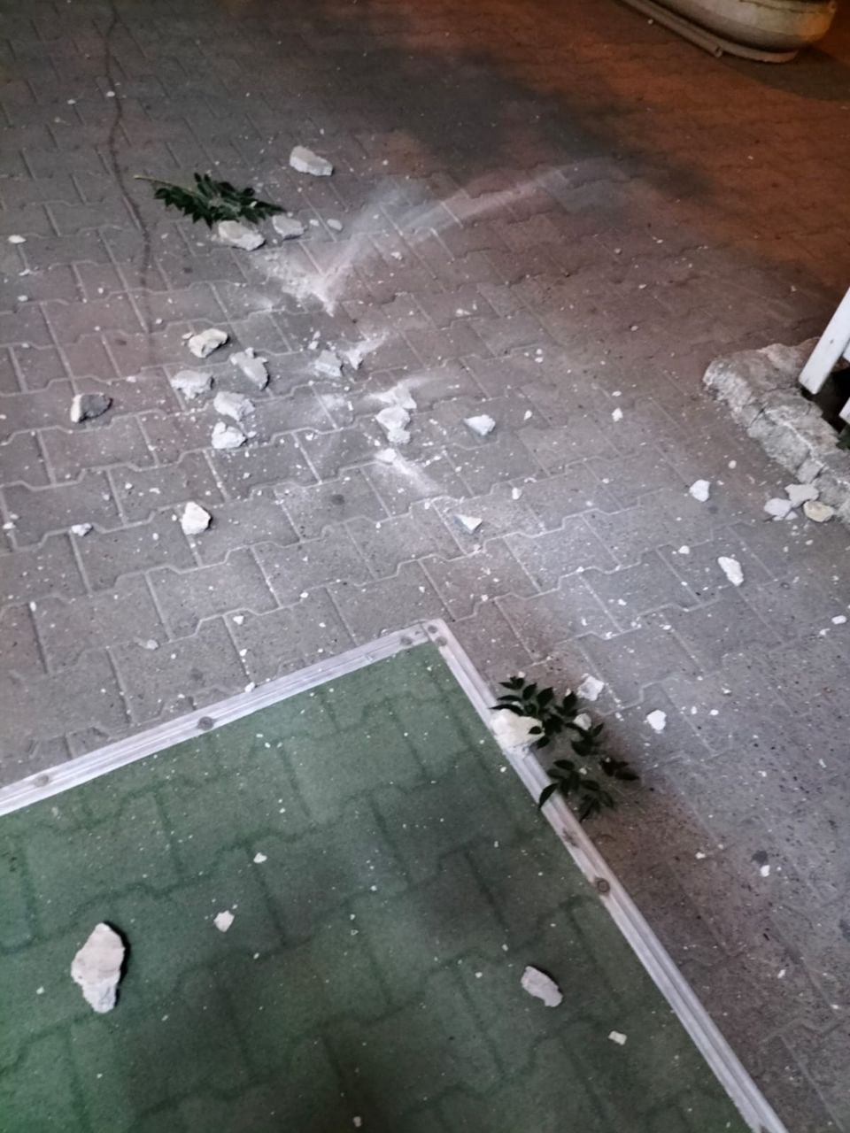 Kahramanmaraş’a apartmandan düşen beton parçası tehlike saçtı