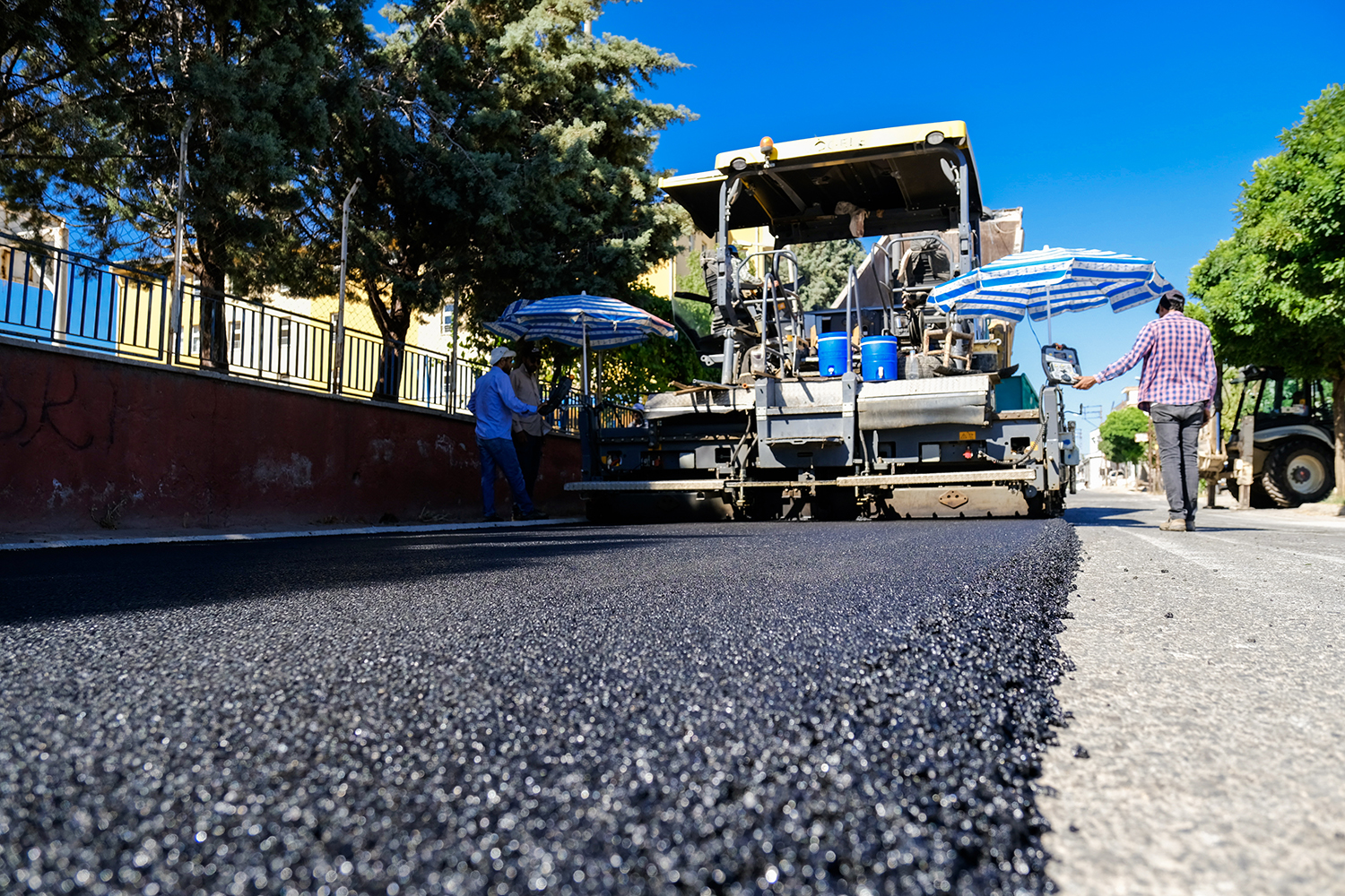 Dulkadiroğlu’ndan Karaziyaret Mahallesinde Asfalt Çalışması