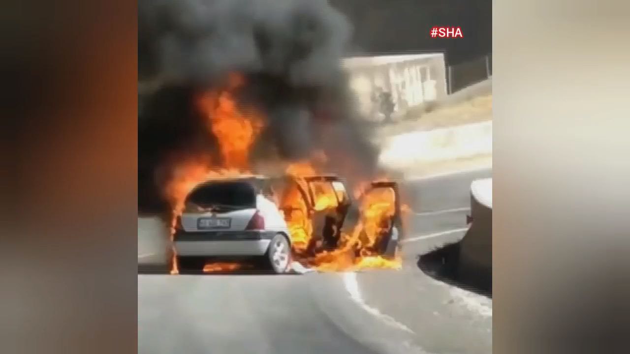 Kahramanmaraş’ta seyir halindeki otomobil alev topuna döndü