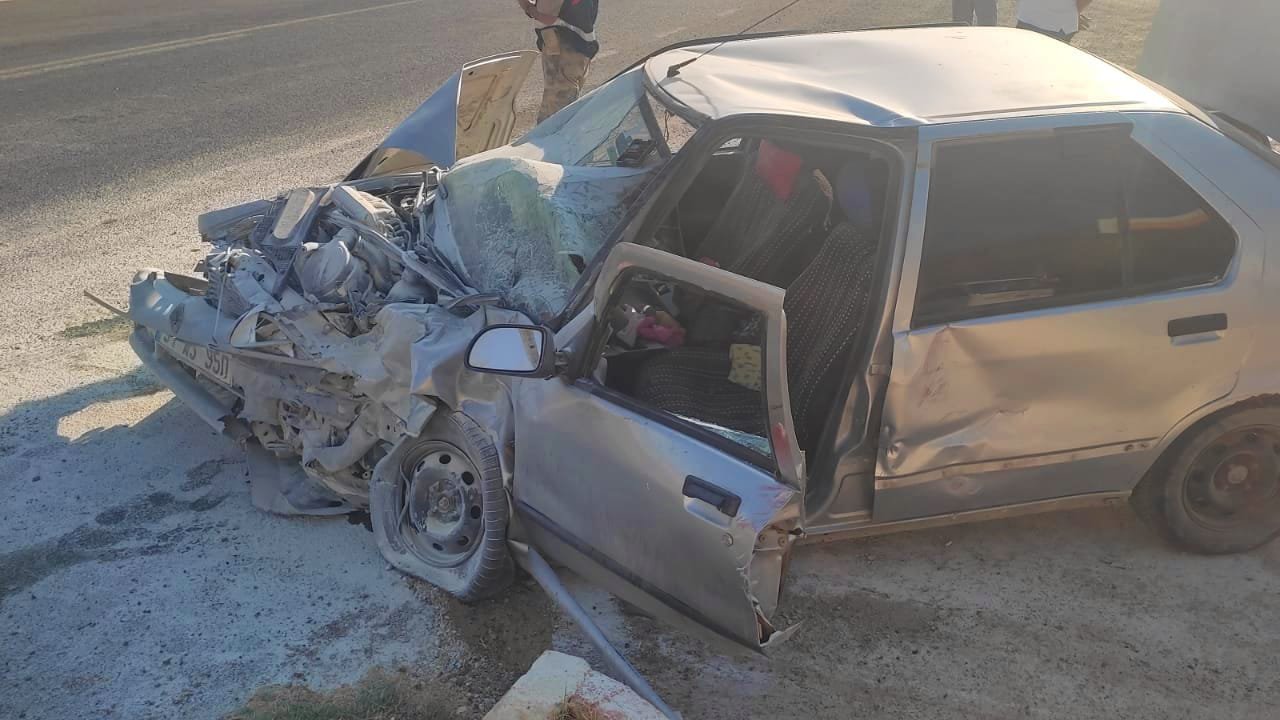 Afşin’de kamyon ile otomobil çarpıştı: 3 yaralı 