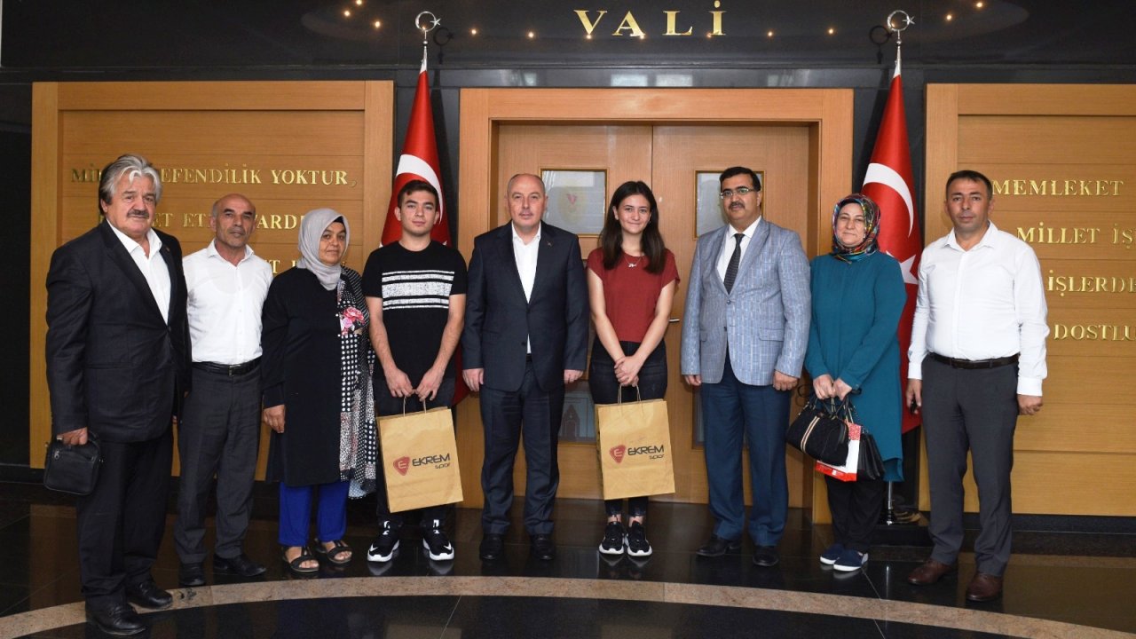 Vali Coşkun, YKS Şampiyonlarını Ağırladı!