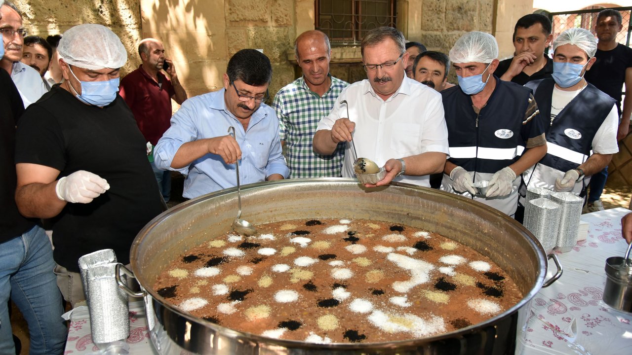 Göksun Belediyesi Aşure dağıttı!