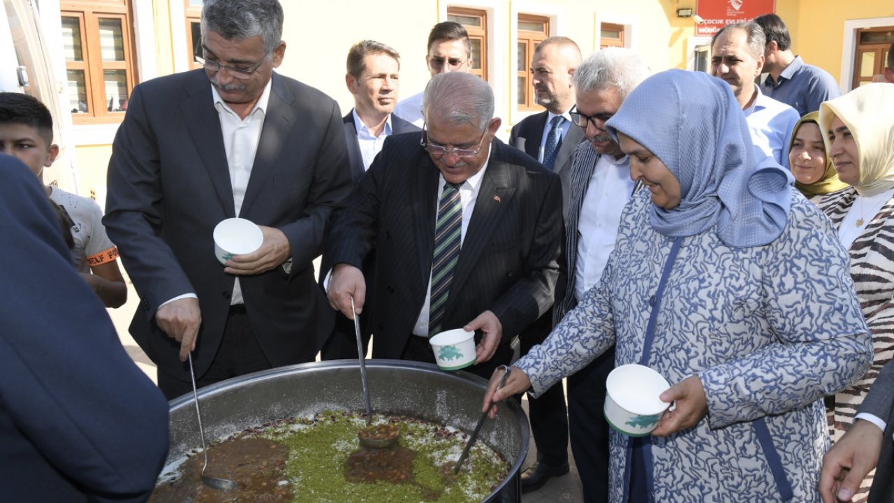 Onikişubat Belediyesi’nden çocuklara aşure ikramı