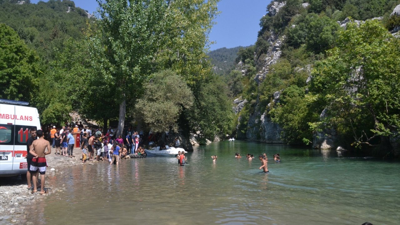 Andırın’daki ünlü kanyonda yüzme yarışması düzenledi!