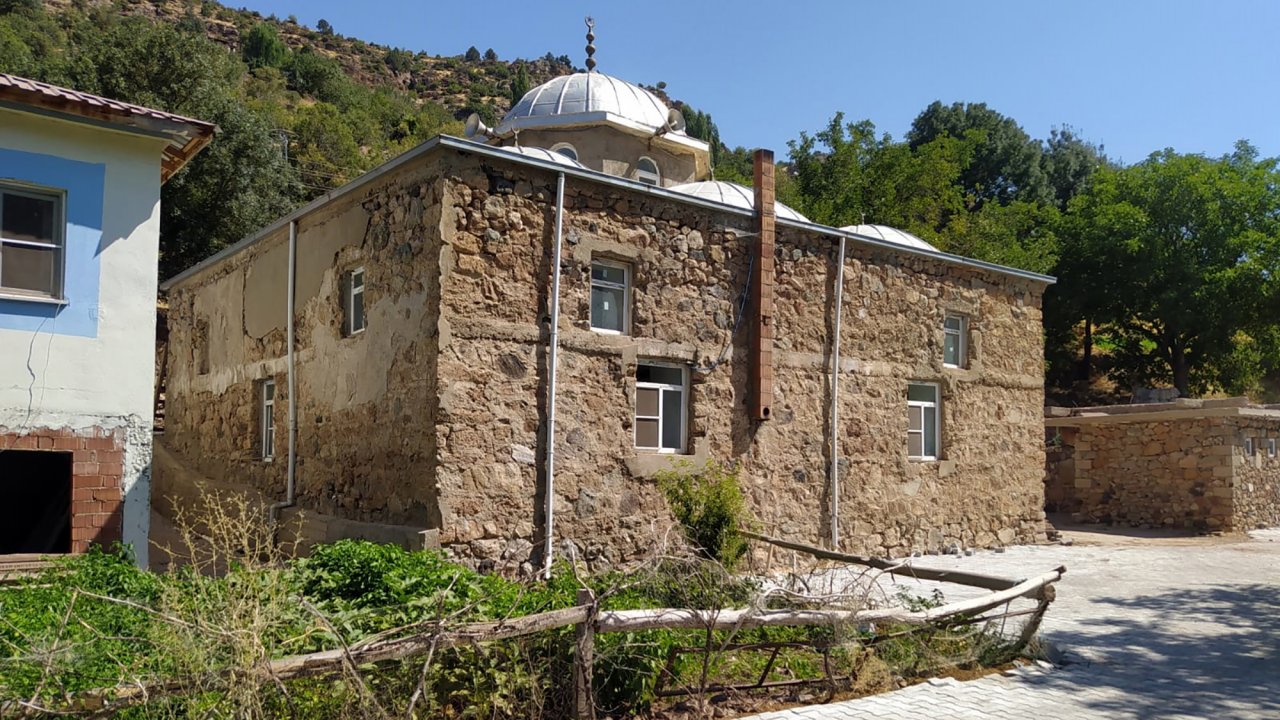 Ekinözü’nde tarihi camiye ulaşım kolaylaşıyor!