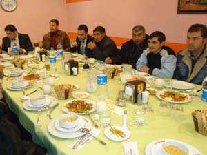 PTT çalışanları yemekte bir araya geldi