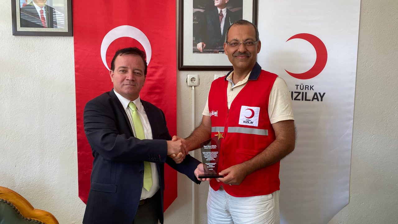 Başkan Özbilir, Kızılay Şube Başkanına Plaket Verdi