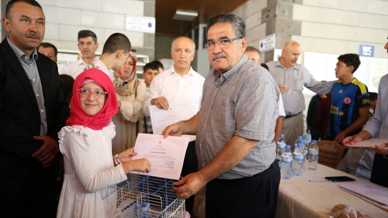 Kahramanmaraş'ta Kur'an-ı Kerim öğrenen çocukların muhabbet kuşu hediyesi!