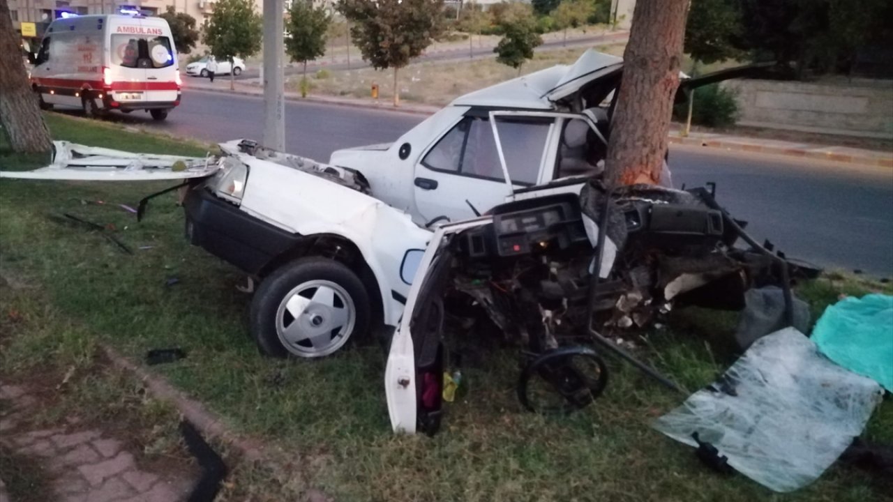 Kahramanmaraş'ta ağaca çarpan otomobilin sürücüsü öldü!