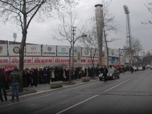 Trabzonsporlu Bayan Taraftarlar Fenerbahçe Maçı İçin Kuyruğa Girdi