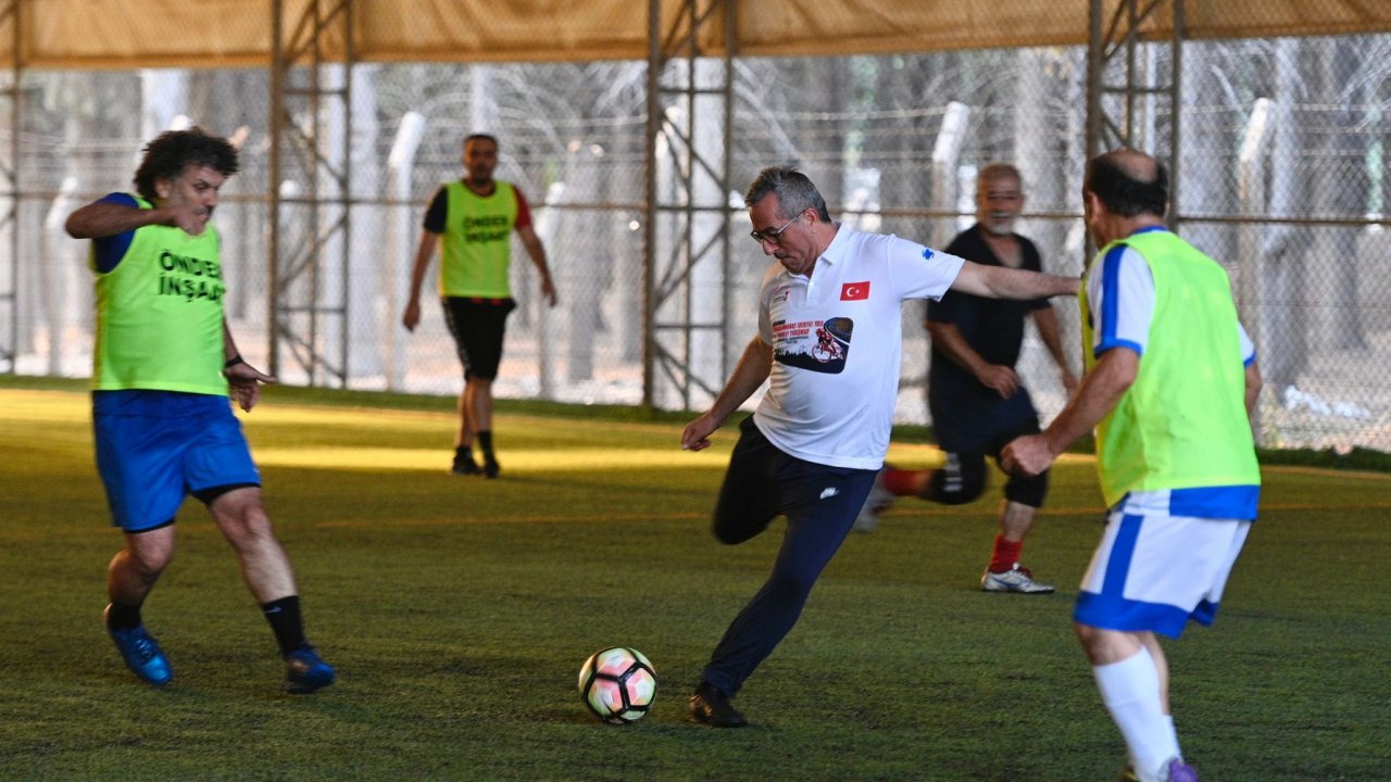 Başkan Güngör, halı sahada hünerlerini sergiledi!