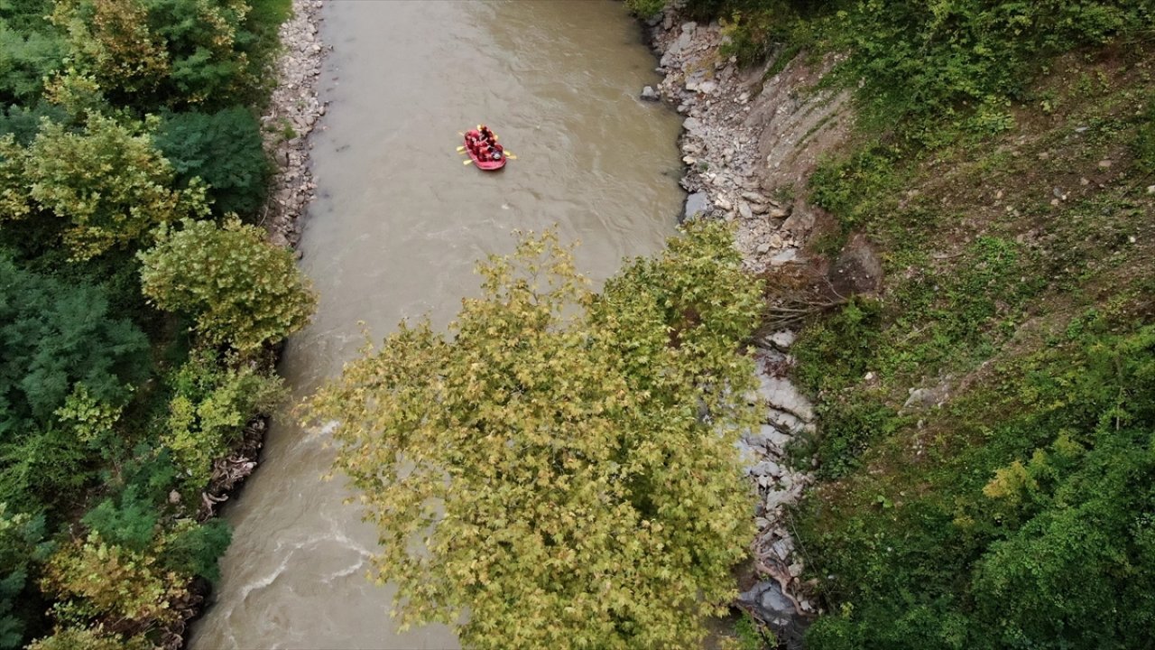 Adrenalin tutkunları Melen Çayı'nda rafting yaptı