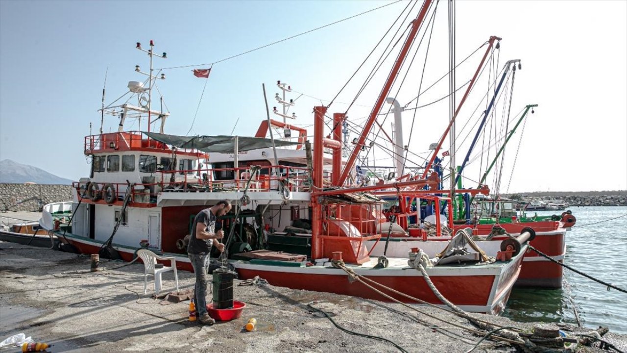 Mersin ve Hatay'da balıkçılar gün sayıyor