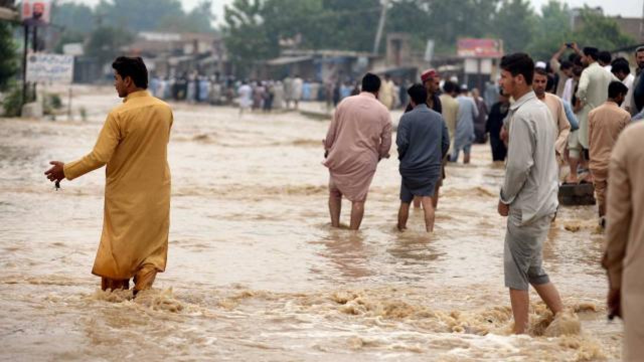 Pakistan’da muson yağmurlarından ölenlerin sayısı 1265’e çıktı!