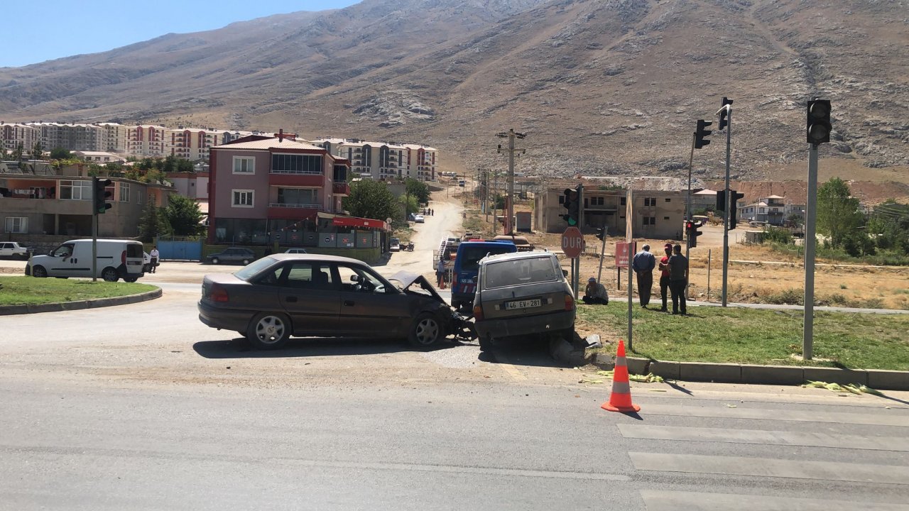 Elbistan’da otomobiller çarpıştı!