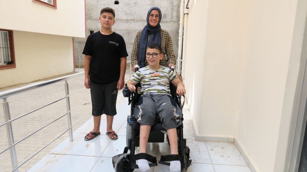 Kahramanmaraş’ta akülü ve tekerlekli 25 sandalyenin dağıtımı gerçekleştirdi!