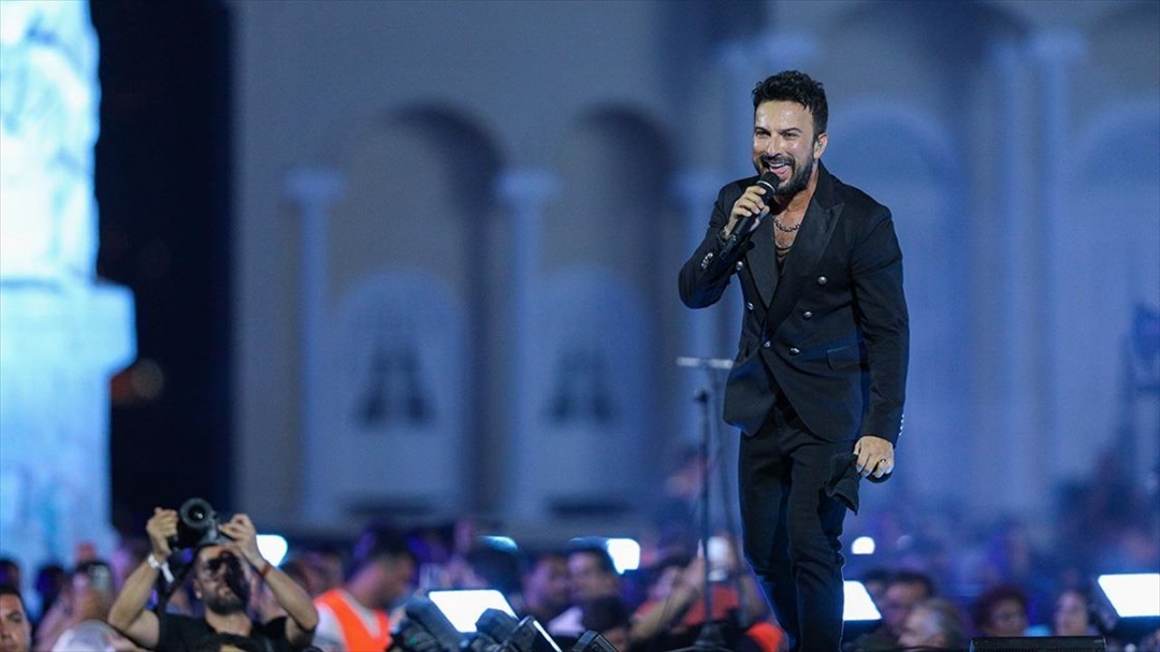 İzmir'in kurtuluşunun 100. yılı etkinliklerinde şarkıcı Tarkan konser verdi!