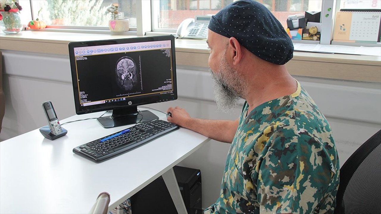 Hapşırma şikayetiyle doktora gittiler, Burunlarından sinek larvası çıktı!